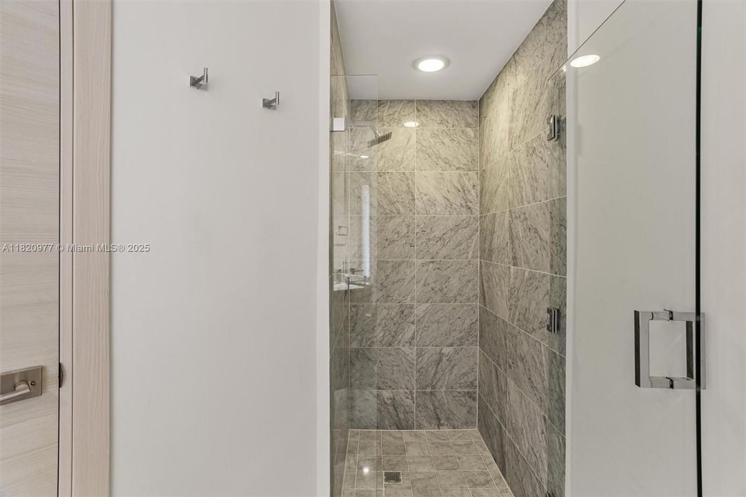 Guest full bathroom