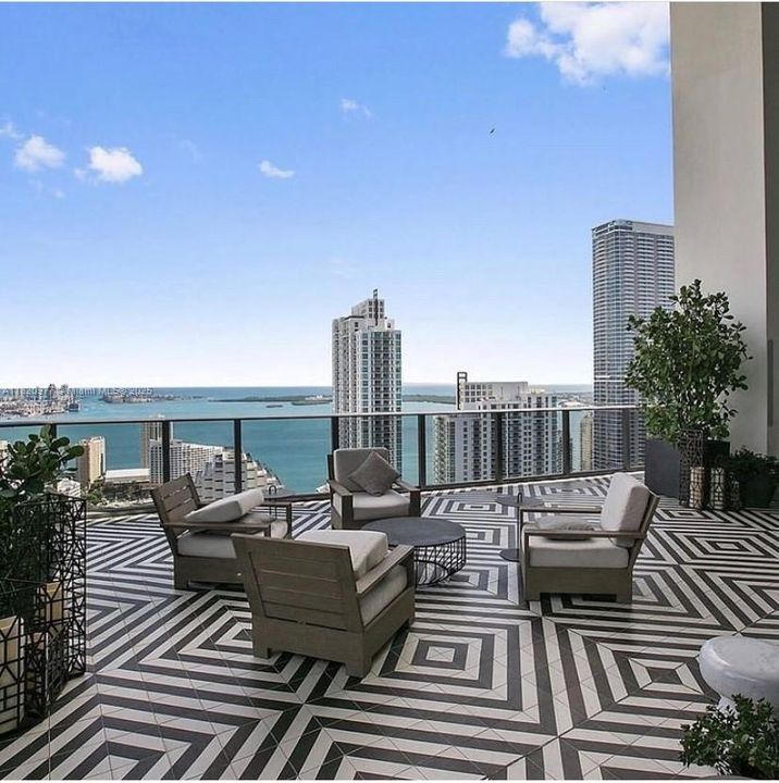 Residents lounge Floors 45 & 46