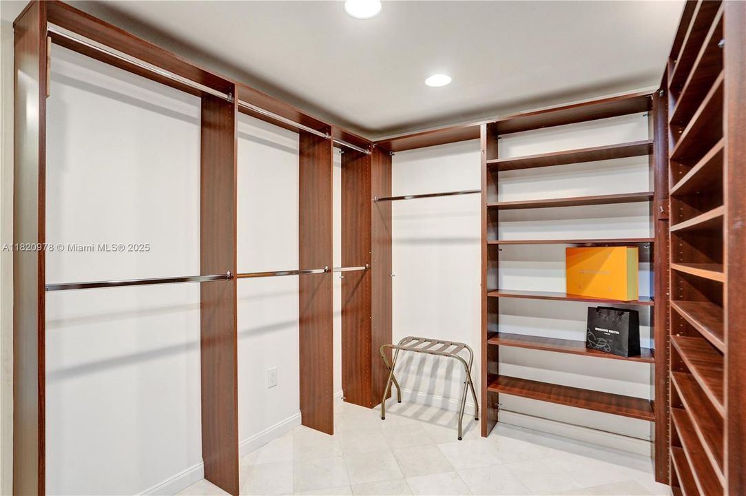 Vendido Recientemente: $2,000,000 (3 camas, 4 baños, 2118 Pies cuadrados)