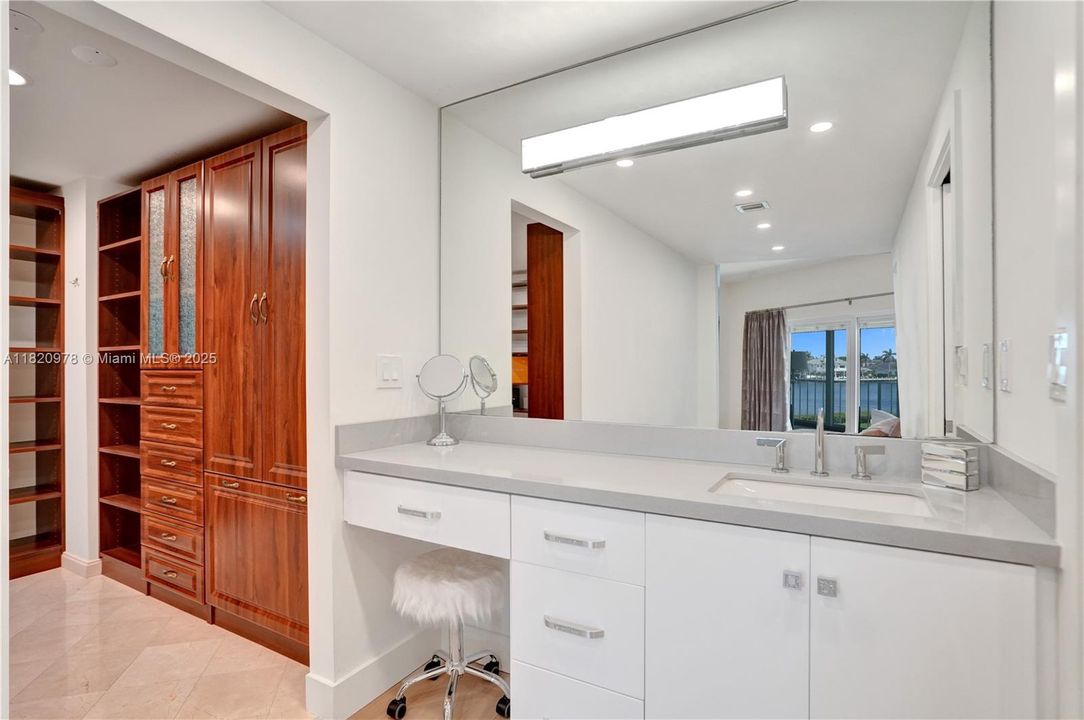 Vendido Recientemente: $2,000,000 (3 camas, 4 baños, 2118 Pies cuadrados)