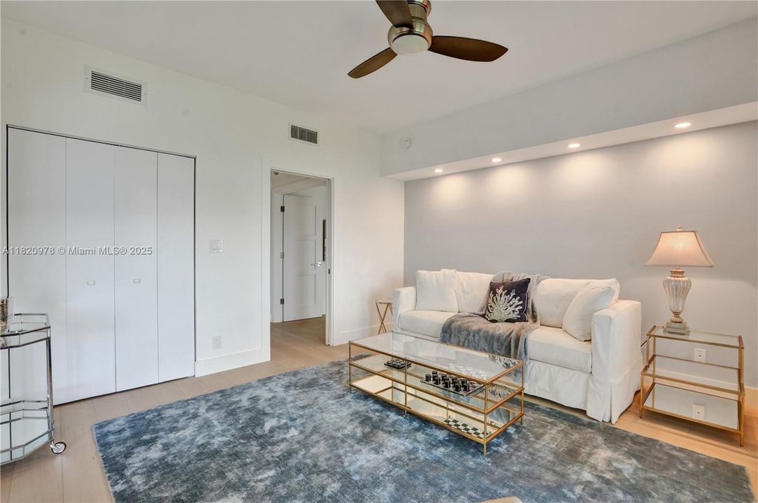 Vendido Recientemente: $2,000,000 (3 camas, 4 baños, 2118 Pies cuadrados)