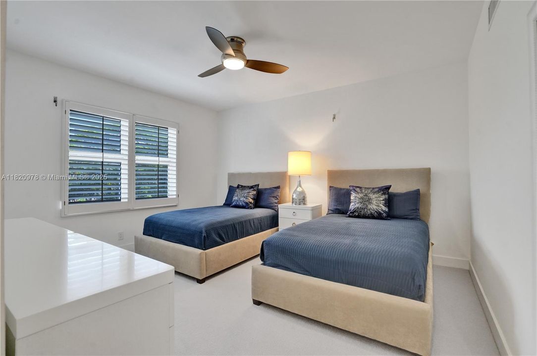 Vendido Recientemente: $2,000,000 (3 camas, 4 baños, 2118 Pies cuadrados)