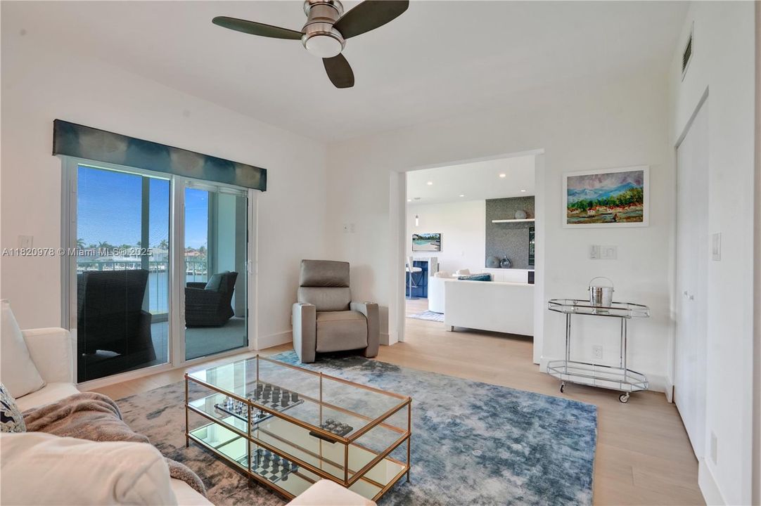 Vendido Recientemente: $2,000,000 (3 camas, 4 baños, 2118 Pies cuadrados)