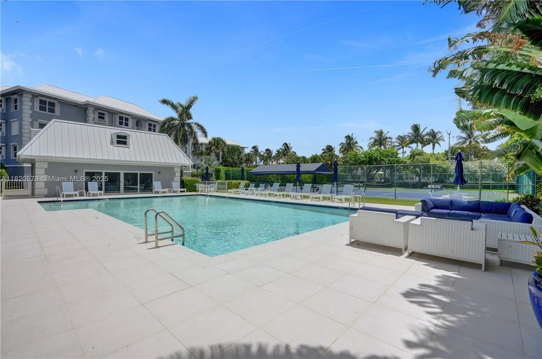 Vendido Recientemente: $2,000,000 (3 camas, 4 baños, 2118 Pies cuadrados)