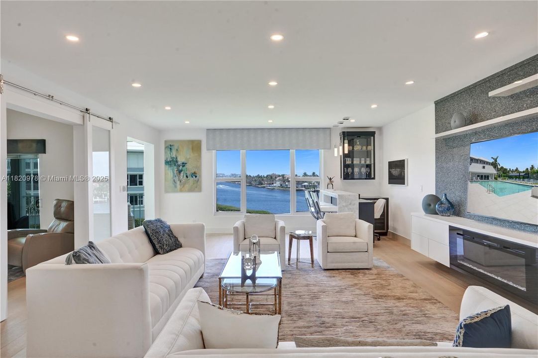 Vendido Recientemente: $2,000,000 (3 camas, 4 baños, 2118 Pies cuadrados)