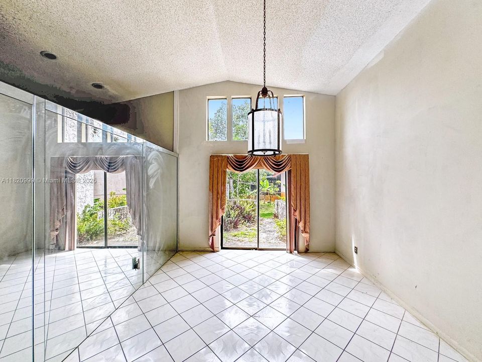 Vendido Recientemente: $850,000 (5 camas, 4 baños, 3828 Pies cuadrados)