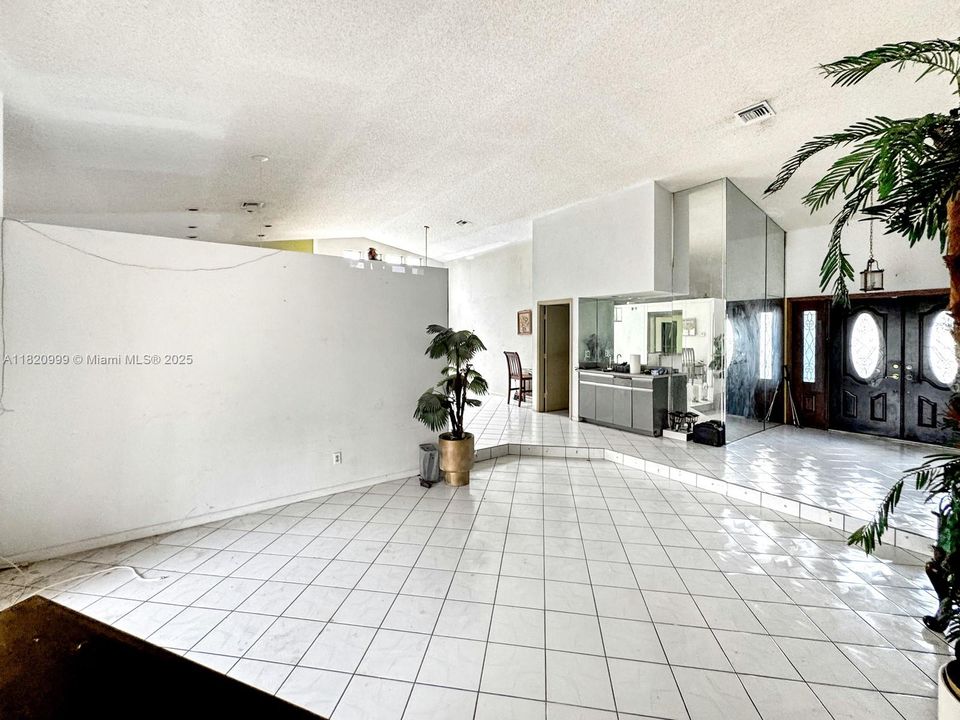 Vendido Recientemente: $850,000 (5 camas, 4 baños, 3828 Pies cuadrados)