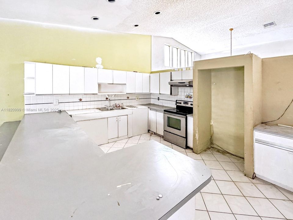 Vendido Recientemente: $850,000 (5 camas, 4 baños, 3828 Pies cuadrados)