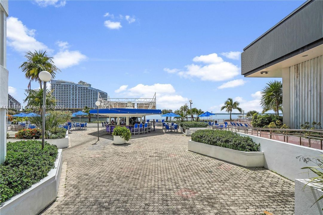 En Venta: $410,000 (2 camas, 2 baños, 990 Pies cuadrados)
