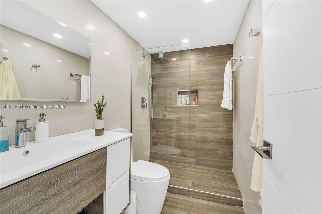 En Venta: $410,000 (2 camas, 2 baños, 990 Pies cuadrados)