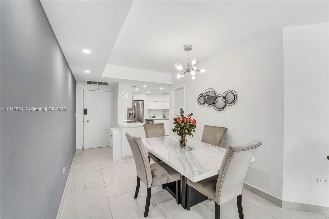 En Venta: $410,000 (2 camas, 2 baños, 990 Pies cuadrados)