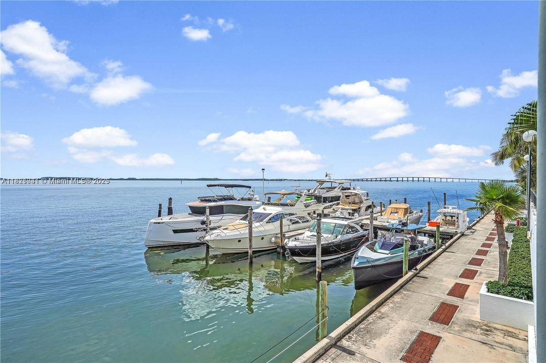 En Venta: $410,000 (2 camas, 2 baños, 990 Pies cuadrados)