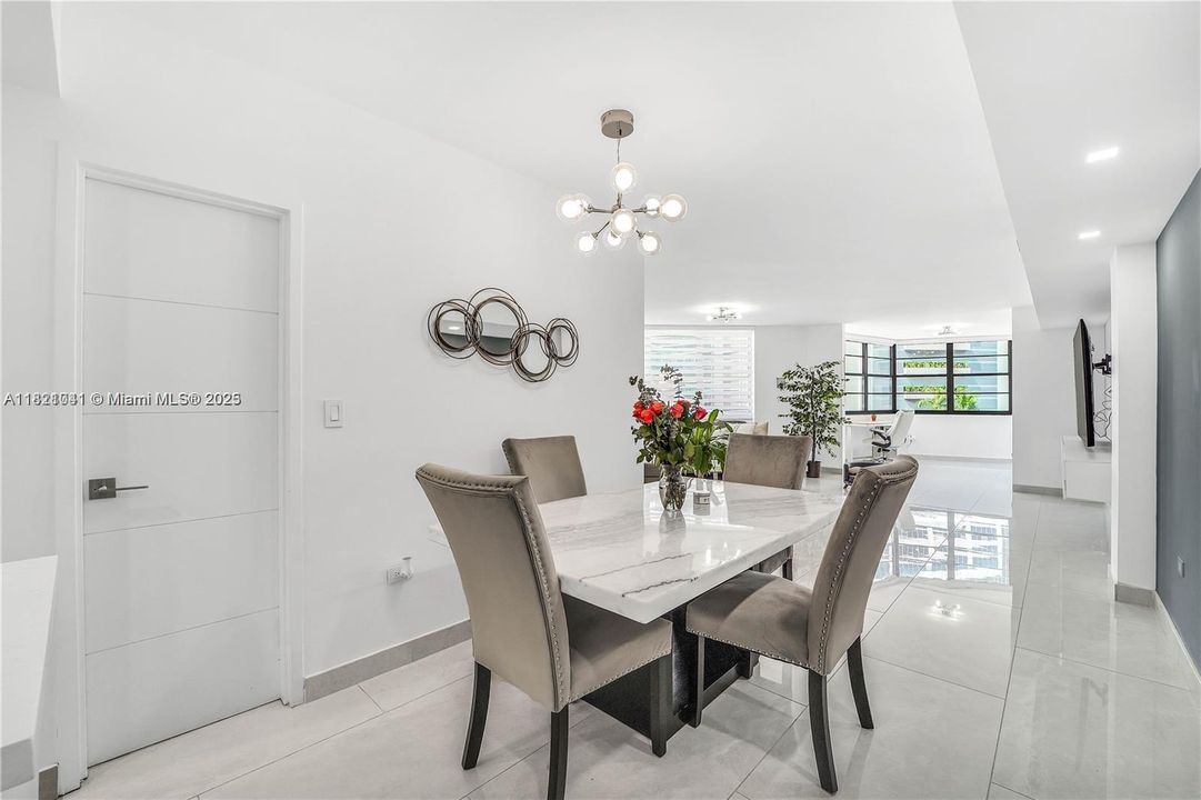 En Venta: $410,000 (2 camas, 2 baños, 990 Pies cuadrados)