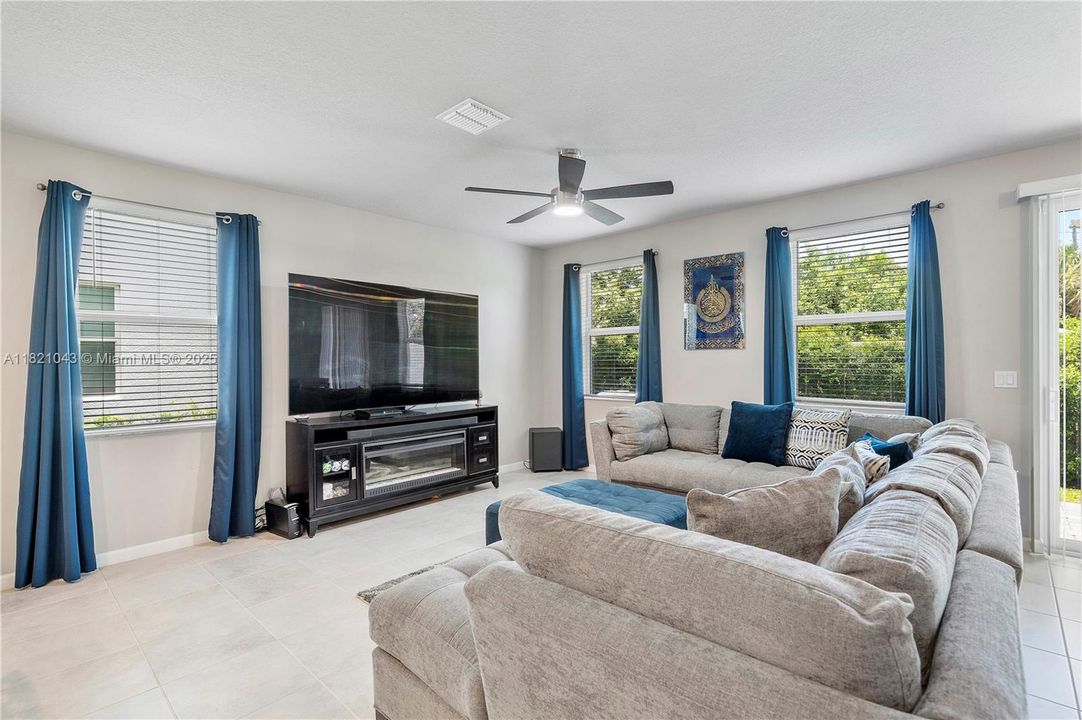 For Sale: $475,000 (3 beds, 2 baths, 1758 Square Feet)