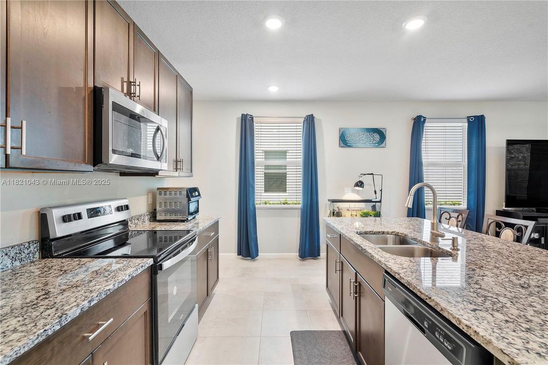 For Sale: $475,000 (3 beds, 2 baths, 1758 Square Feet)