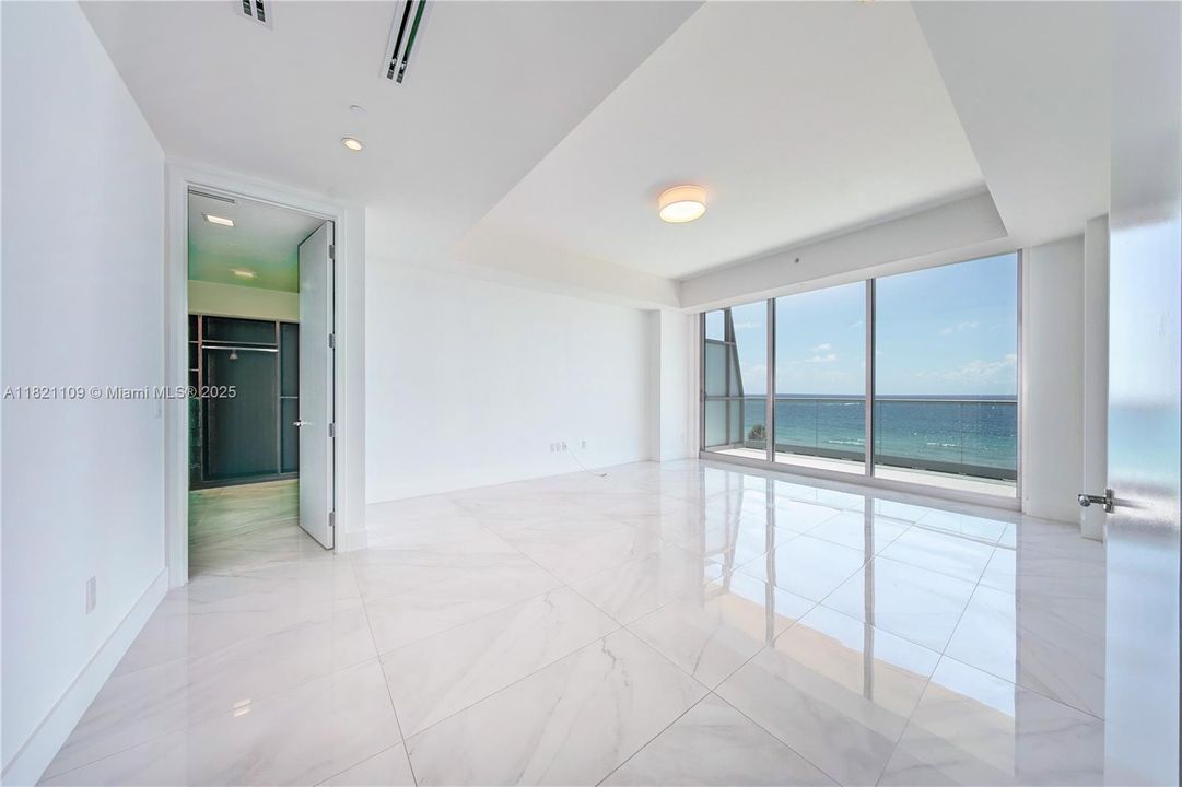 Под контрактом: $39,000 (4 спален, 4 ванн, 3453 Квадратных фут)