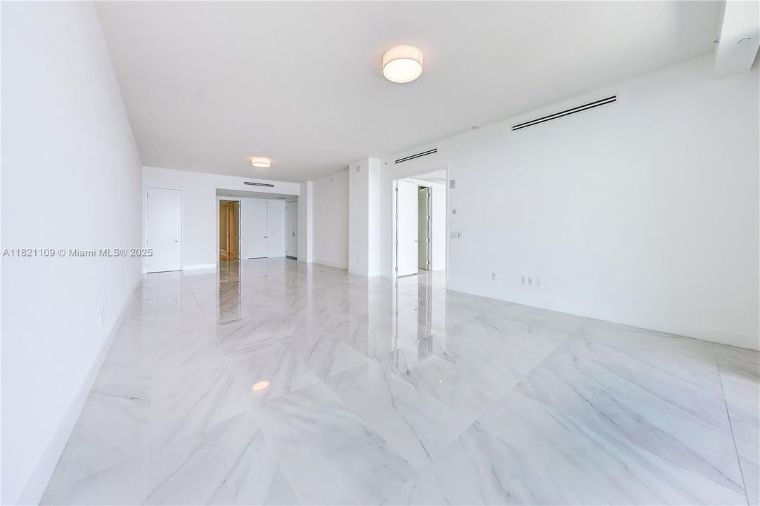 Под контрактом: $39,000 (4 спален, 4 ванн, 3453 Квадратных фут)