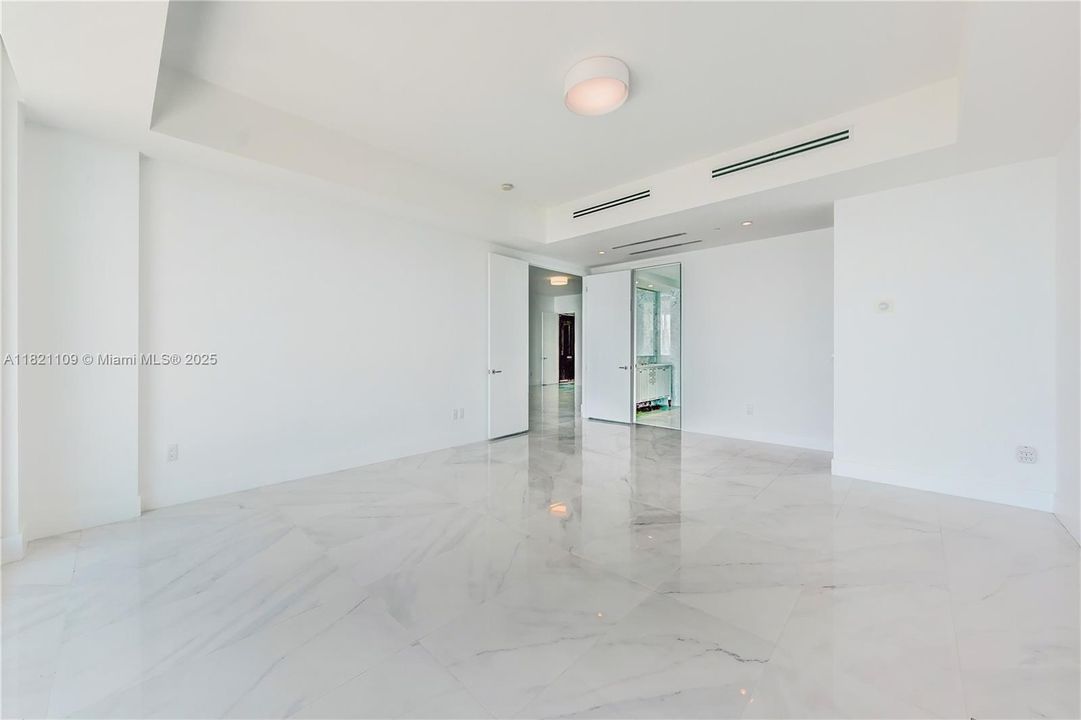 Под контрактом: $39,000 (4 спален, 4 ванн, 3453 Квадратных фут)