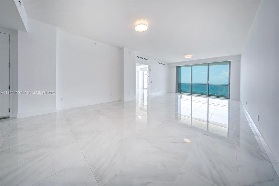 Под контрактом: $39,000 (4 спален, 4 ванн, 3453 Квадратных фут)