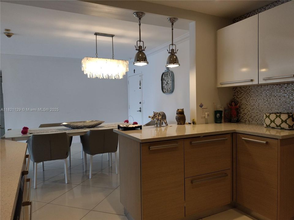 For Sale: $915,000 (2 beds, 2 baths, 1311 Square Feet)