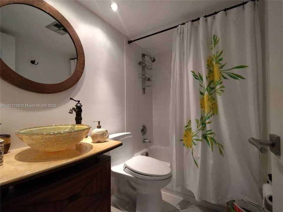 For Sale: $915,000 (2 beds, 2 baths, 1311 Square Feet)