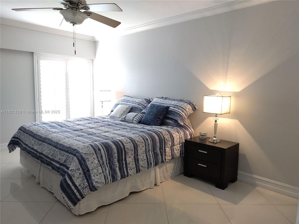 For Sale: $915,000 (2 beds, 2 baths, 1311 Square Feet)