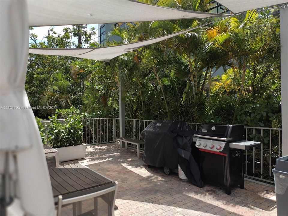 For Sale: $915,000 (2 beds, 2 baths, 1311 Square Feet)