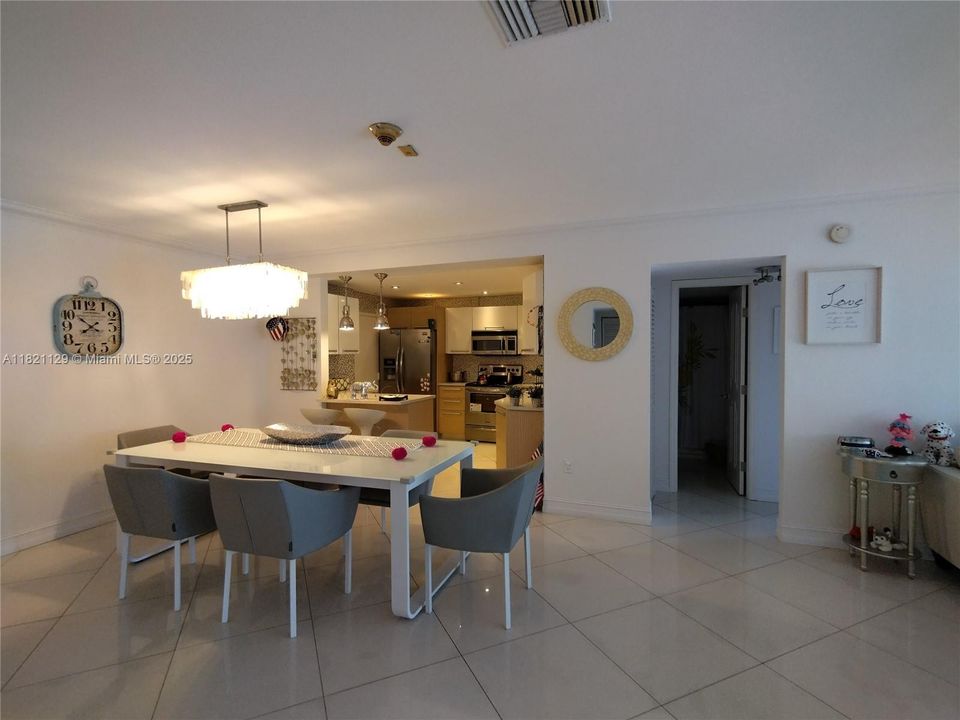 For Sale: $915,000 (2 beds, 2 baths, 1311 Square Feet)