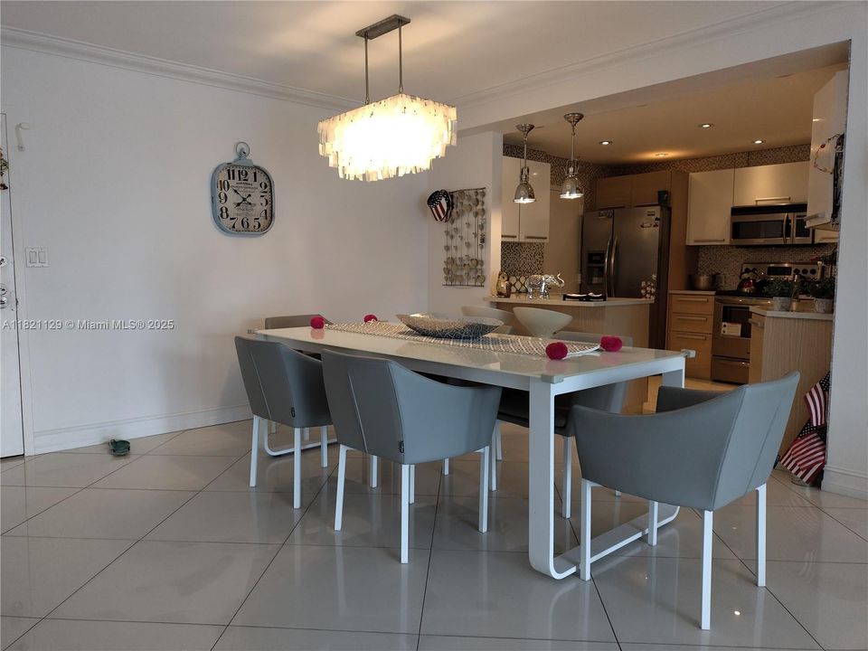 For Sale: $915,000 (2 beds, 2 baths, 1311 Square Feet)