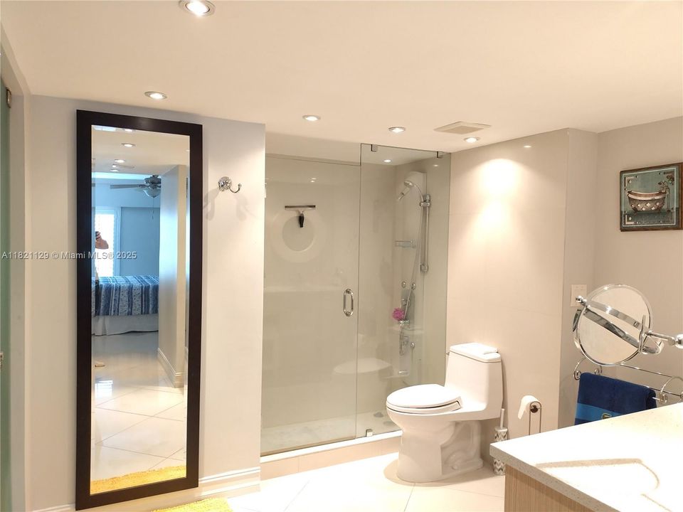 For Sale: $915,000 (2 beds, 2 baths, 1311 Square Feet)