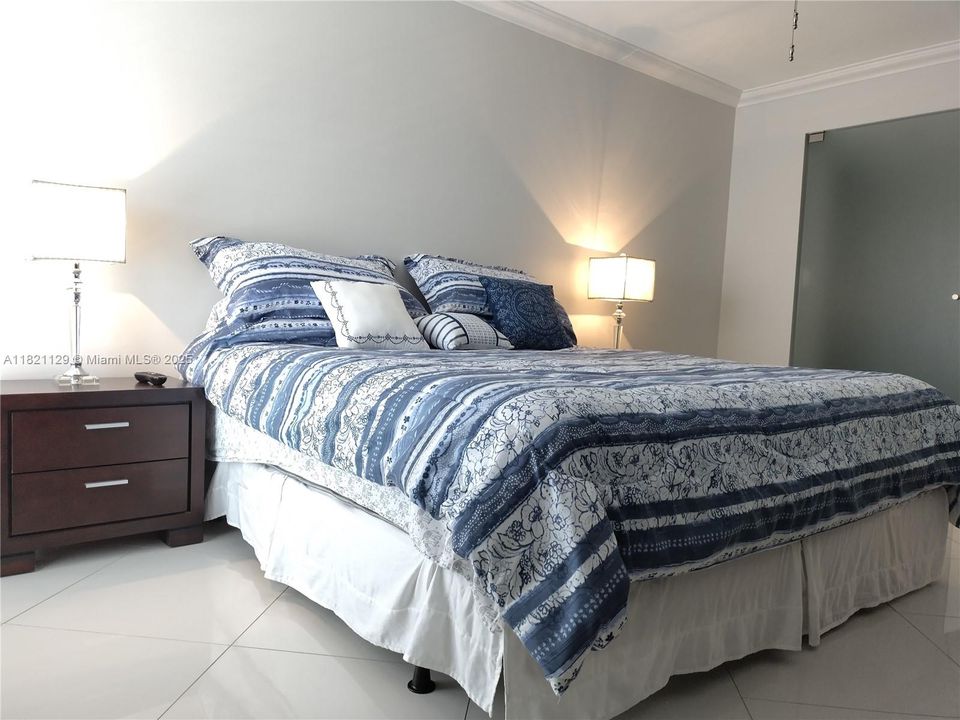 For Sale: $915,000 (2 beds, 2 baths, 1311 Square Feet)