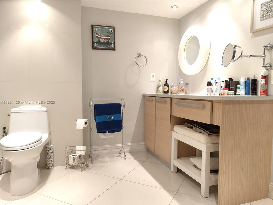 For Sale: $915,000 (2 beds, 2 baths, 1311 Square Feet)