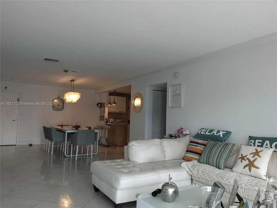 For Sale: $915,000 (2 beds, 2 baths, 1311 Square Feet)