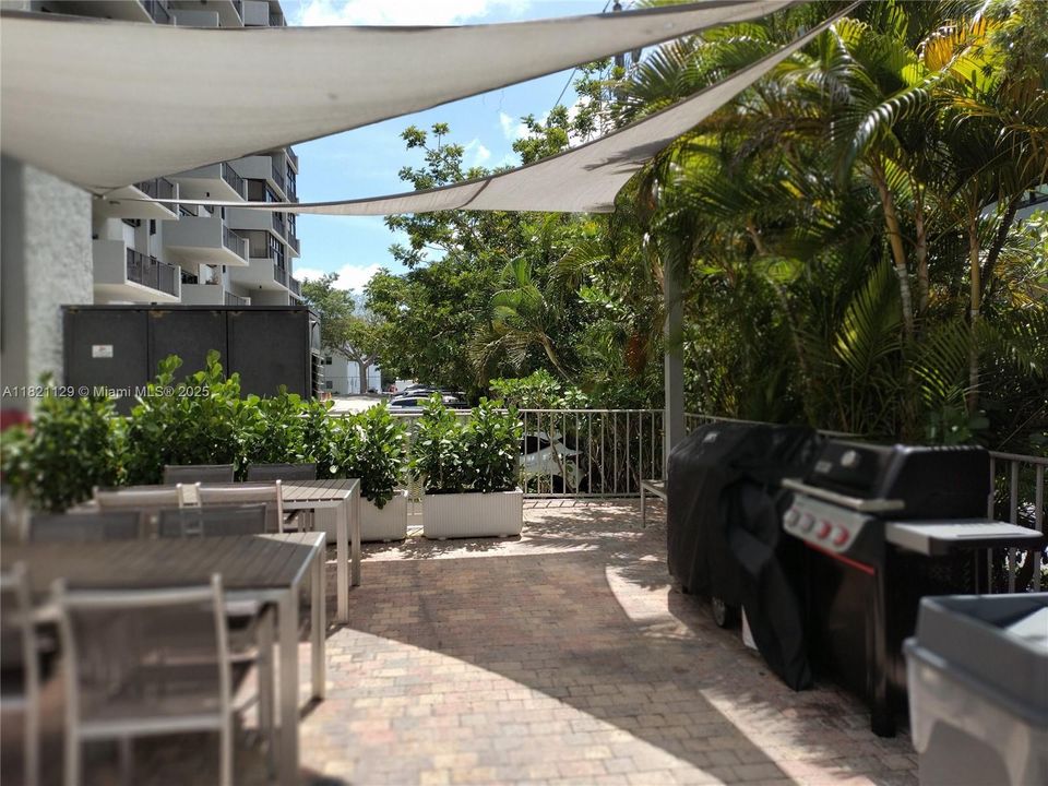 For Sale: $915,000 (2 beds, 2 baths, 1311 Square Feet)