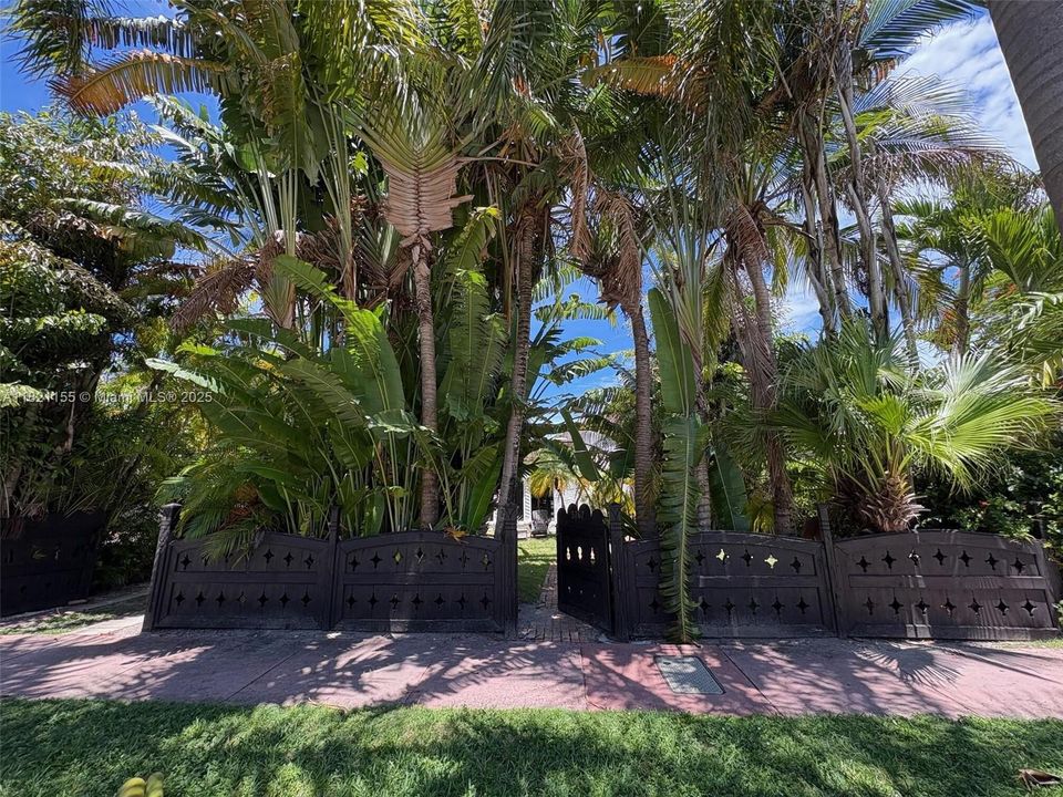 For Sale: $2,650,000 (5 beds, 3 baths, 2263 Square Feet)