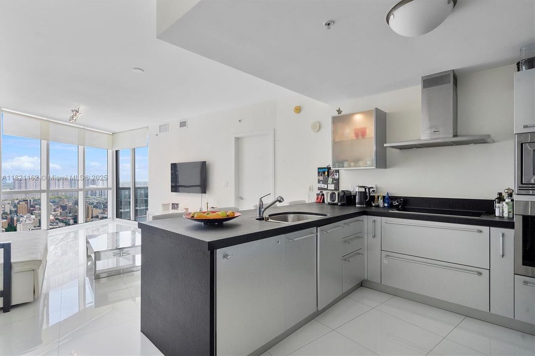 待售: $815,000 (1 贝兹, 1 浴室, 881 平方英尺)