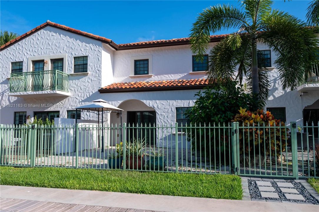 Recently Sold: $635,000 (3 beds, 2 baths, 2017 Square Feet)