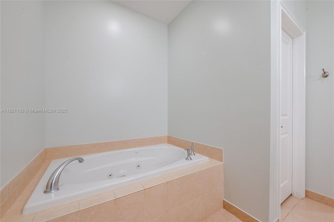 Recently Sold: $635,000 (3 beds, 2 baths, 2017 Square Feet)