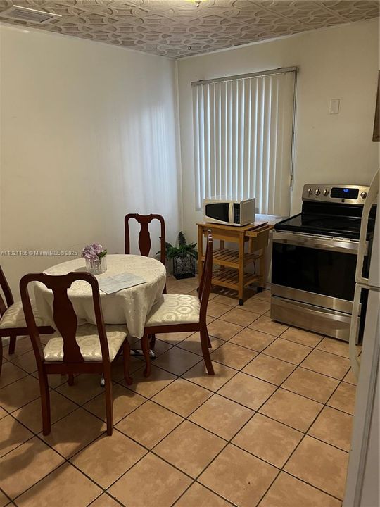 Activo con contrato: $569,000 (3 camas, 2 baños, 2066 Pies cuadrados)