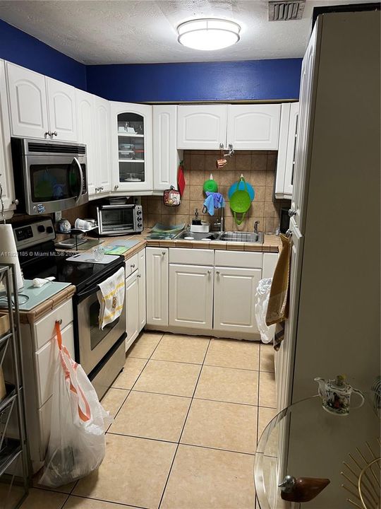 Activo con contrato: $569,000 (3 camas, 2 baños, 2066 Pies cuadrados)