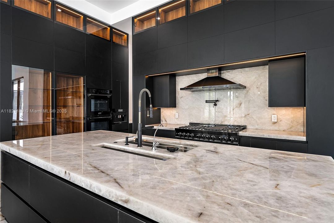 На продажу: $7,500,000 (4 спален, 4 ванн, 6378 Квадратных фут)