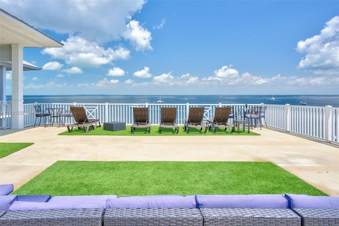 Recently Sold: $300,000 (3 beds, 3 baths, 2191 Square Feet)