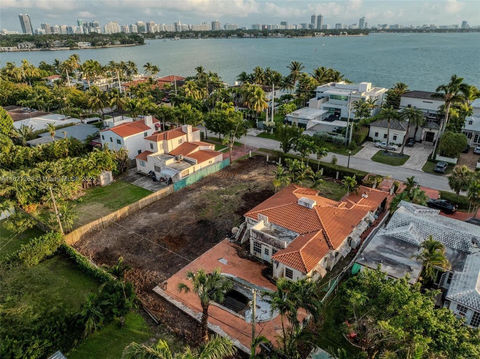 Недавно продано: $1,270,000 (0.17 acres)