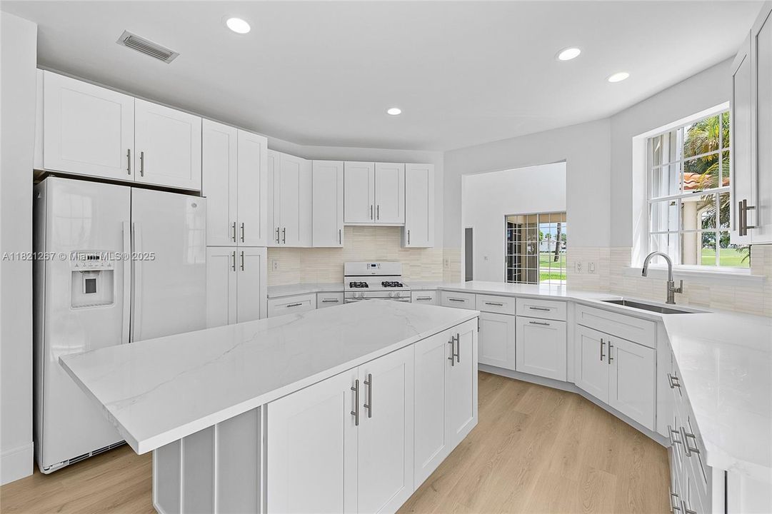 Vendido Recientemente: $1,100,000 (3 camas, 3 baños, 2960 Pies cuadrados)