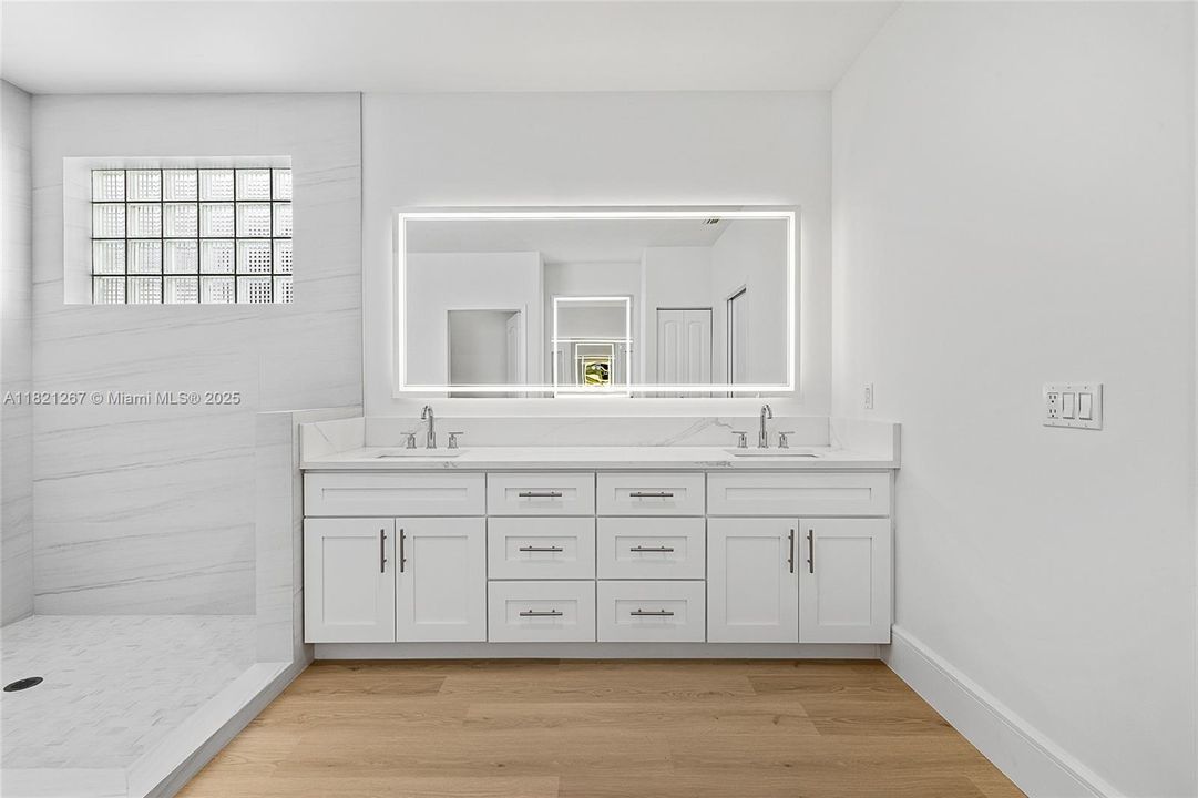 Vendido Recientemente: $1,100,000 (3 camas, 3 baños, 2960 Pies cuadrados)