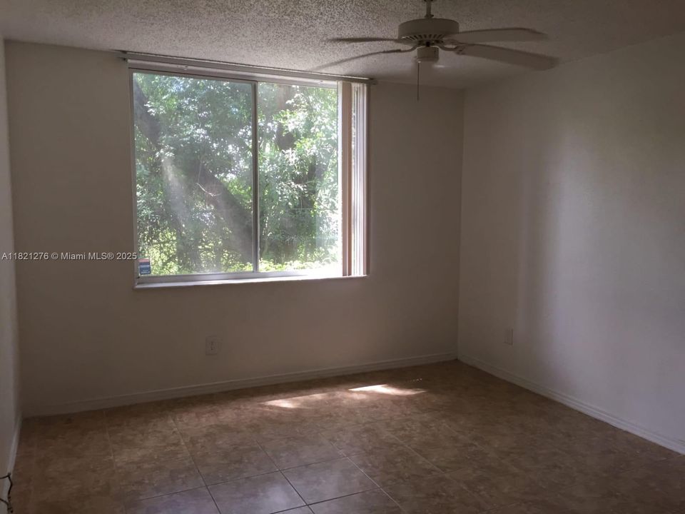 待售: $165,500 (1 贝兹, 1 浴室, 633 平方英尺)