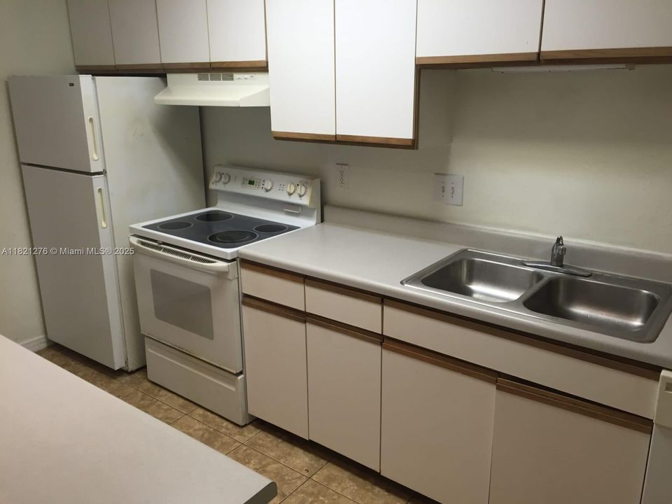 待售: $165,500 (1 贝兹, 1 浴室, 633 平方英尺)