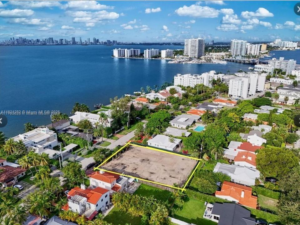 En Venta: $1,270,000 (0.17 acres)