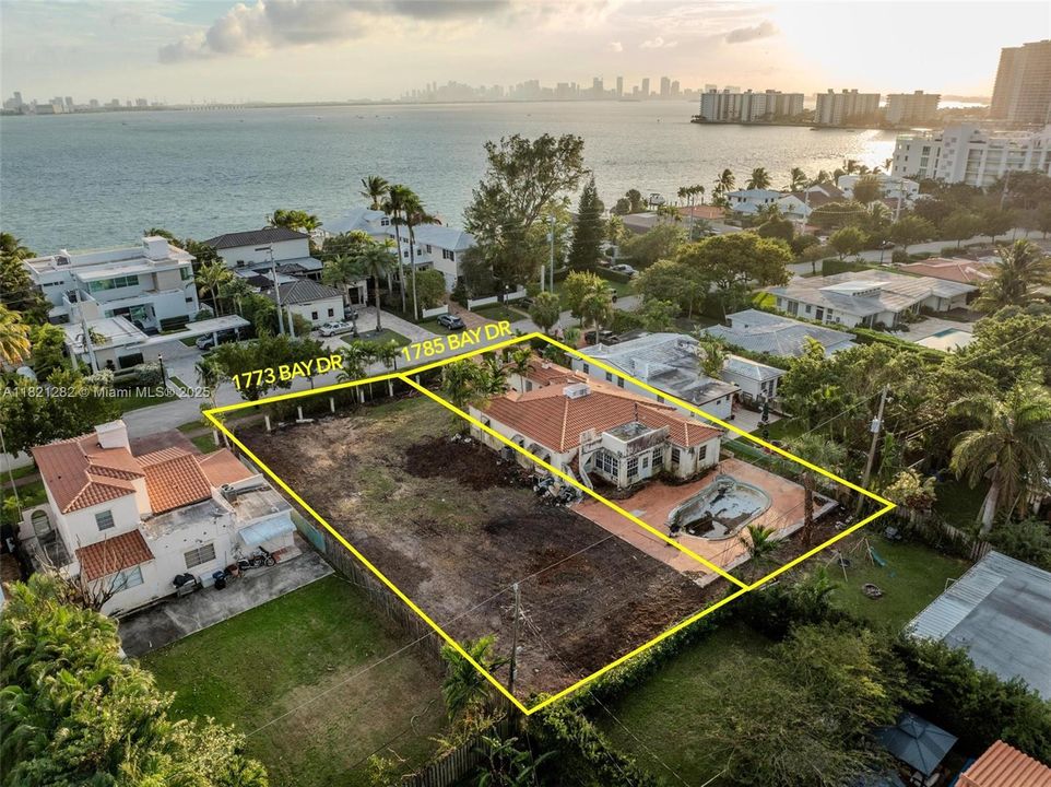 En Venta: $1,270,000 (0.17 acres)