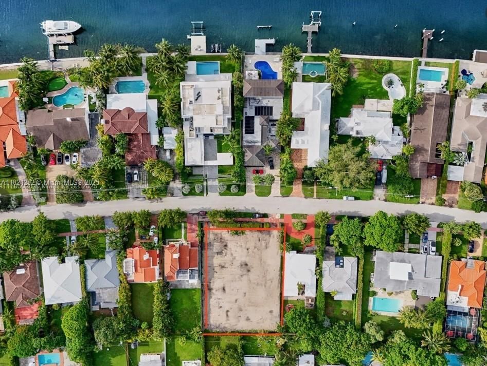 En Venta: $1,270,000 (0.17 acres)